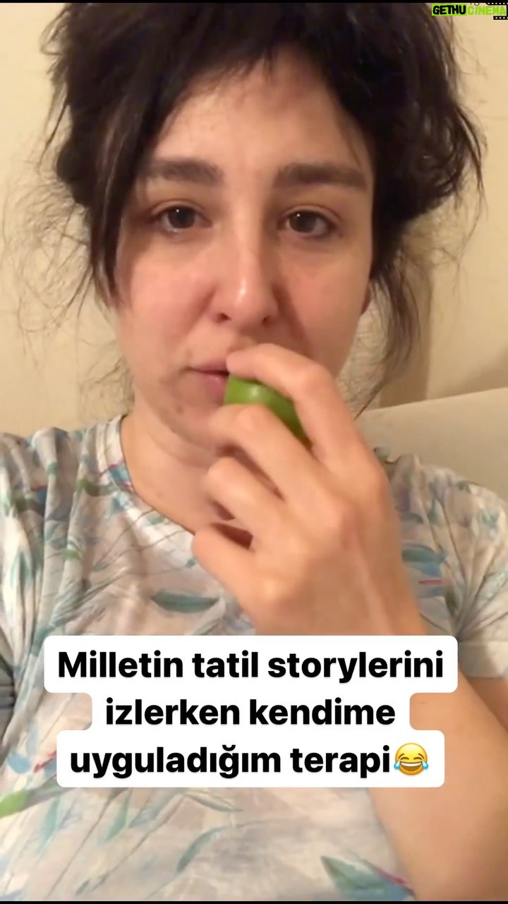 Yasemin Sakallıoğlu Instagram - İyi tatiller bizi düşünmeyin biz iyiyiz guzum😂