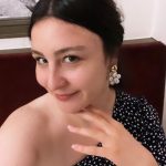 Yasemin Sakallıoğlu Instagram - Balayında içimdeki hanımefendiyi dışarı çıkardım aşko😂 Ve protez tırnaklarımı yamuk kesmişim🤦🏻‍♀️