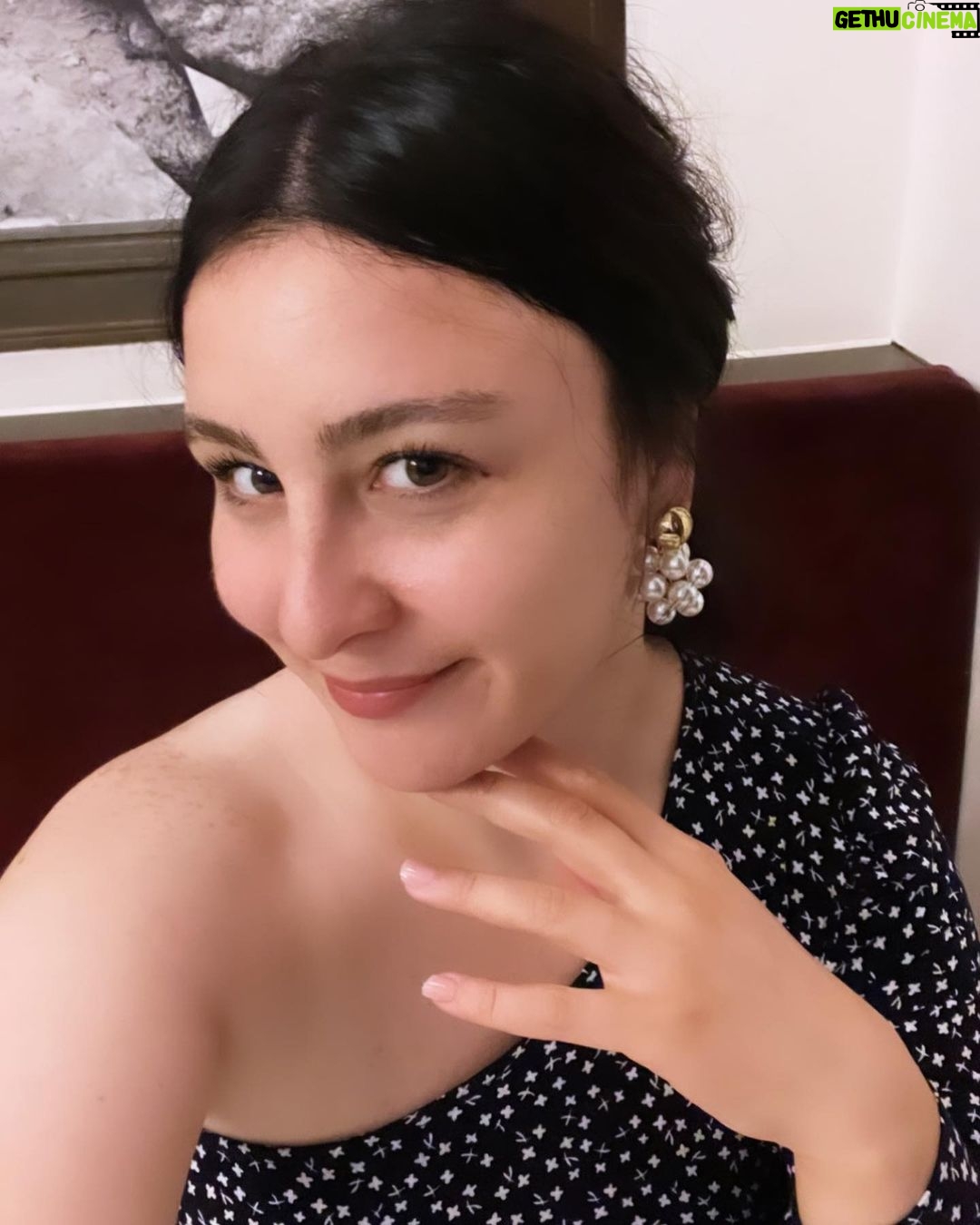 Yasemin Sakallıoğlu Instagram - Balayında içimdeki hanımefendiyi dışarı çıkardım aşko😂 Ve protez tırnaklarımı yamuk kesmişim🤦🏻♀️