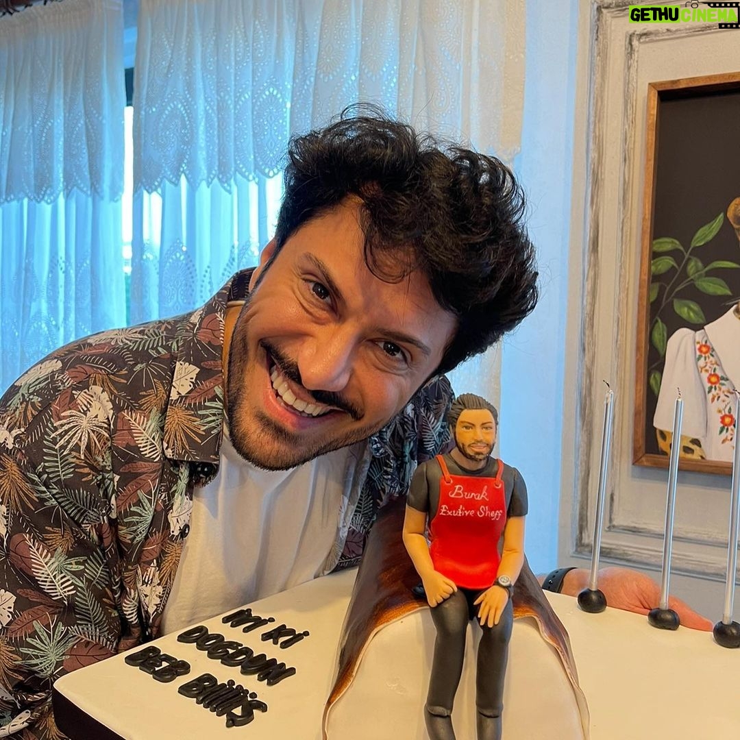 Yasemin Sakallıoğlu Instagram - En yakın, en best, en dip, en köşe arkadaşım doğdu. İyi ki doğdun canım eşim benim. Haydi pastaya geçelim😂