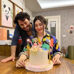 Yasemin Sakallıoğlu Instagram - Sevgili eşim beni nasıl tarif etmişse bana böyle bir pasta yapmışlar😂 Neyse pastadaki kadın ve ben iyi ki doğmuşuz😂
22 Nisan’da doğdum ama sürprizi anlamayayım diye bu gece kutlamış. Pastayı getirecek adamla da yanımda konuştu. Her şeyi o kadar belli etti ki anlamamam için komada olmam lazımdı😂