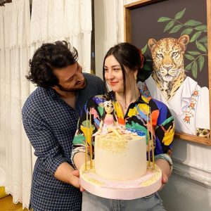 Yasemin Sakallıoğlu Instagram - Sevgili eşim beni nasıl tarif etmişse bana böyle bir pasta yapmışlar😂 Neyse pastadaki kadın ve ben iyi ki doğmuşuz😂
22 Nisan’da doğdum ama sürprizi anlamayayım diye bu gece kutlamış. Pastayı getirecek adamla da yanımda konuştu. Her şeyi o kadar belli etti ki anlamamam için komada olmam lazımdı😂