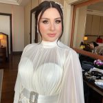 Yasemin Sakallıoğlu Instagram - Kiminle evlendiğin kadar o günü kimlerle planladığın da önemlidir. Şimdi size hayatımın en doğru kararlarını açıklıyorum😂💙 Makyaj👉 @serhatsenn Gelinlik 👉 @mervekaramanbridal Fotoğraf 👉 @click34photo @melihkahveci Saç 👉 @nesriincann Ve 4 günde bize harika bir organizasyon hazırlayan @serdaroozen Hepinizi kolye yapıp boynumda taşıyasım var💚