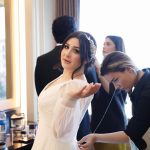 Yasemin Sakallıoğlu Instagram - Kiminle evlendiğin kadar o günü kimlerle planladığın da önemlidir. Şimdi size hayatımın en doğru kararlarını açıklıyorum😂💙 Makyaj👉 @serhatsenn Gelinlik 👉 @mervekaramanbridal Fotoğraf 👉 @click34photo @melihkahveci Saç 👉 @nesriincann Ve 4 günde bize harika bir organizasyon hazırlayan @serdaroozen Hepinizi kolye yapıp boynumda taşıyasım var💚