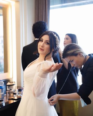 Yasemin Sakallıoğlu Instagram - Kiminle evlendiğin kadar o günü kimlerle planladığın da önemlidir. Şimdi size hayatımın en doğru kararlarını açıklıyorum😂💙
Makyaj👉 @serhatsenn 
Gelinlik 👉 @mervekaramanbridal 
Fotoğraf 👉 @click34photo @melihkahveci 
Saç 👉 @nesriincann 
Ve 4 günde bize harika bir organizasyon hazırlayan @serdaroozen 
Hepinizi kolye yapıp boynumda taşıyasım var💚