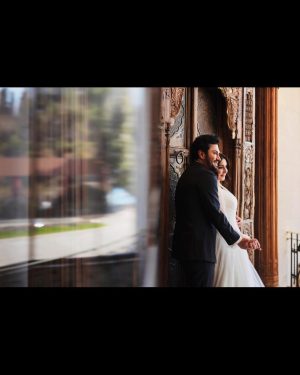 Yasemin Sakallıoğlu Instagram - Kiminle evlendiğin kadar o günü kimlerle planladığın da önemlidir. Şimdi size hayatımın en doğru kararlarını açıklıyorum😂💙
Makyaj👉 @serhatsenn 
Gelinlik 👉 @mervekaramanbridal 
Fotoğraf 👉 @click34photo @melihkahveci 
Saç 👉 @nesriincann 
Ve 4 günde bize harika bir organizasyon hazırlayan @serdaroozen 
Hepinizi kolye yapıp boynumda taşıyasım var💚