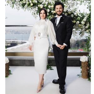 Yasemin Sakallıoğlu Instagram - Evlenmek hoşumuza gider💚