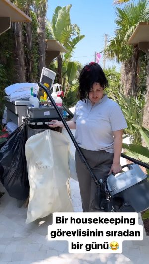 Yasemin Sakallıoğlu Instagram - Bir housekeeping’in sıradan bir günü😂