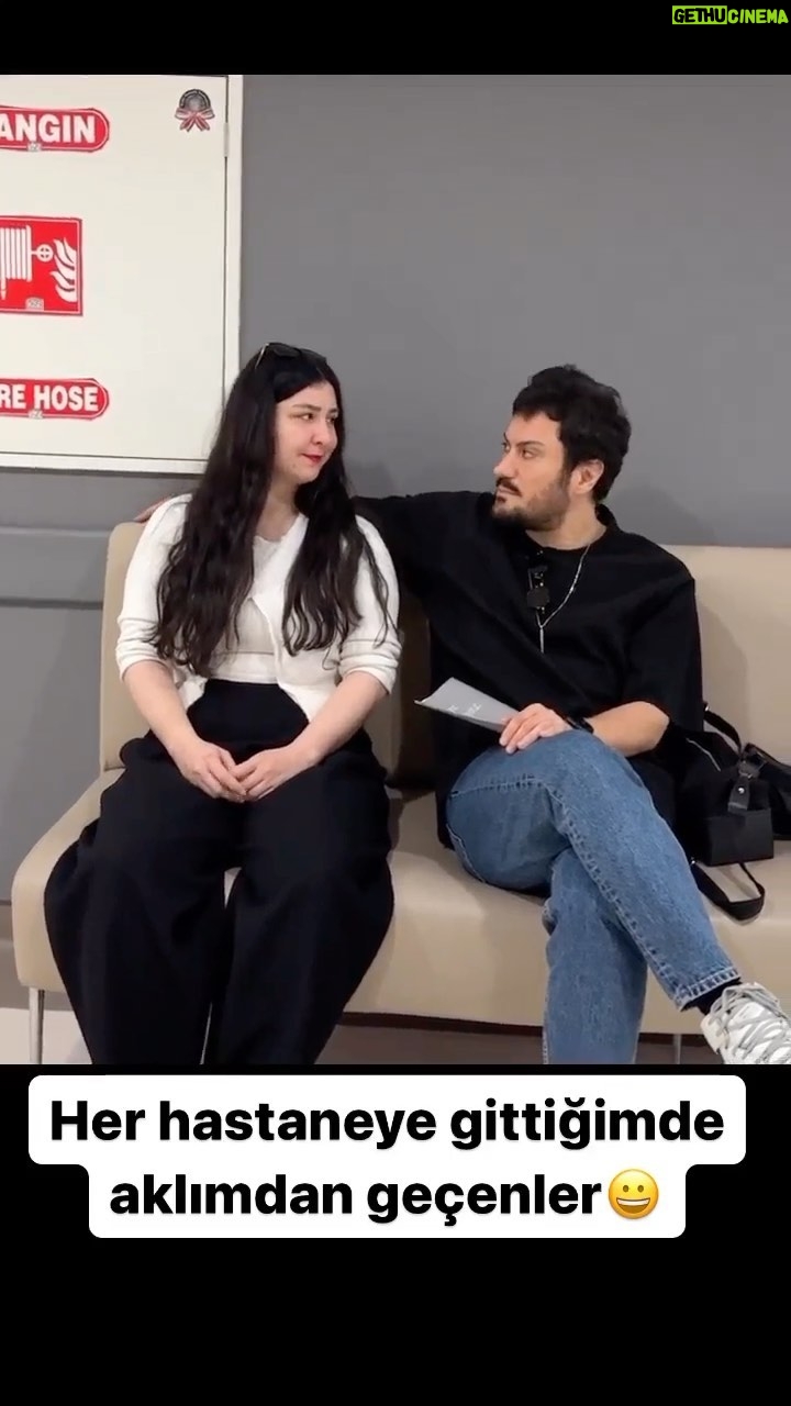Yasemin Sakallıoğlu Instagram - Her hastaneye gittiğimde aklımdan geçenler😂