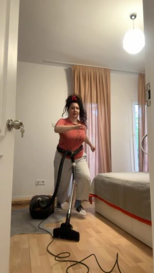 Yasemin Sakallıoğlu Instagram - Evden çıkmadan formda kalanların videosu😂