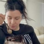 Yasemin Sakallıoğlu Instagram – Tatlı yerken muhakkak yapılan iç hesaplaşma😂