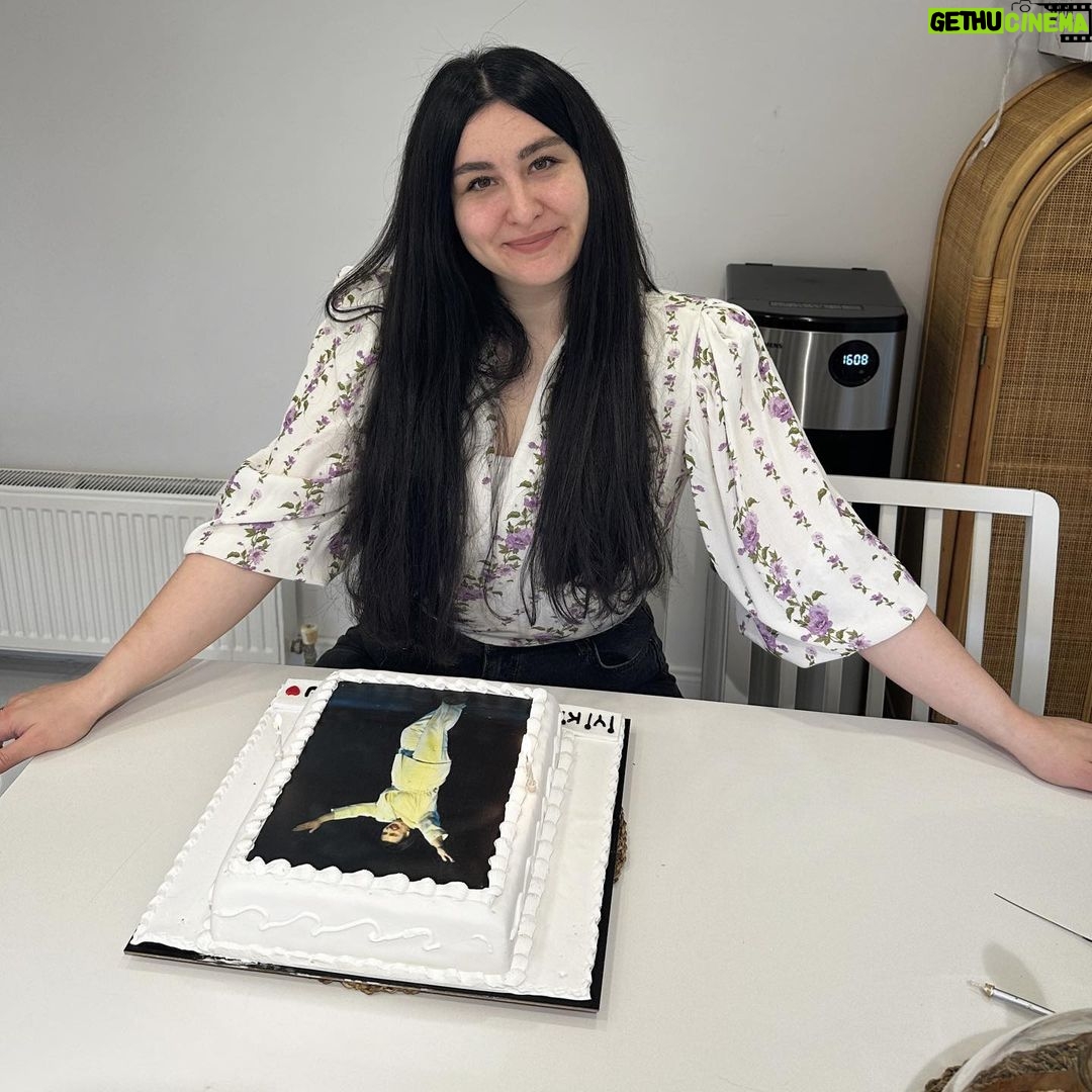 Yasemin Sakallıoğlu Instagram - Bugün benim doğum günüm ve çok güzel bir haber aldım bugün🌹Biletix’den gelen rapora göre 2022 yılında Biletix üzerinden satılan stand-up biletlerinde en çok bilet alınan stand-up gösterisi Doğru Koca Nasıl Seçilir olmuş. Sanırım bana doğum günümde daha güzel bir hediye veremezdiniz. Başta eşime, bana en başından beri inanan yapımcım Necati Akpınar’a ve tüm Bkm ekibine amaaaaaa en çok da beni o salonlarda yalnız bırakmayıp beraber güldüğümüz siz seyircilerime sonsuz teşekkür ederim. Bize bundan sonra daha da fazla gülmek yakışır be mizah spor kulübüm⭐️ Türkiye kadın stand-up’çısına sahip çıktı❤️