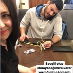 Yasemin Sakallıoğlu Instagram - Bugün yani 10 Mart biz evleneli 3 yıl oldu. BİR yanımız çok benzerken BİN yanımız hiç benzemez nedense. En ağırından sever ama kimselere yük olmayız seninle. Sevgimiz de şikayetimiz de hep birbirimize. Tam da bu yüzden daha böyle nice senelere🌹 @burakyirtar