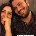 Yasemin Sakallıoğlu Instagram - Bugün yani 10 Mart biz evleneli 3 yıl oldu. BİR yanımız çok benzerken BİN yanımız hiç benzemez nedense. En ağırından sever ama kimselere yük olmayız seninle. Sevgimiz de şikayetimiz de hep birbirimize. Tam da bu yüzden daha böyle nice senelere🌹 @burakyirtar