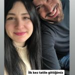 Yasemin Sakallıoğlu Instagram - Bugün yani 10 Mart biz evleneli 3 yıl oldu. BİR yanımız çok benzerken BİN yanımız hiç benzemez nedense. En ağırından sever ama kimselere yük olmayız seninle. Sevgimiz de şikayetimiz de hep birbirimize. Tam da bu yüzden daha böyle nice senelere🌹 @burakyirtar