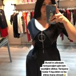 Yasemin Sakallıoğlu Instagram - Bugün yani 10 Mart biz evleneli 3 yıl oldu. BİR yanımız çok benzerken BİN yanımız hiç benzemez nedense. En ağırından sever ama kimselere yük olmayız seninle. Sevgimiz de şikayetimiz de hep birbirimize. Tam da bu yüzden daha böyle nice senelere🌹 @burakyirtar