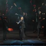 Yasemin Sakallıoğlu Instagram – Dün akşam kiminizin yaşıtı, kiminizin ablası, kiminizin kardeşi, evladıydım. Beni evinizden bildiniz ve kocaman bir eve doluştuk sizinle. Bize “biz” olmak kadar yakışan başka bir şey yok. Şimdi sırada başka hedefler var. Söz veriyorum her defasında daha çok çalışacak, daha çok kalabalıklaşacağız. Sırada neresi mi var? Haydi tahmin edin. Sizce bir kaç ay sonra nerede toplanırız? Sizce biz durur muyuz? Durmayız❤️
Yeni rekora çok az kaldı😂
Yamuk dişliniz siz ona inandıkça koşmaya devam edecek👊