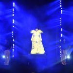 Yasemin Sakallıoğlu Instagram – Dün akşam kiminizin yaşıtı, kiminizin ablası, kiminizin kardeşi, evladıydım. Beni evinizden bildiniz ve kocaman bir eve doluştuk sizinle. Bize “biz” olmak kadar yakışan başka bir şey yok. Şimdi sırada başka hedefler var. Söz veriyorum her defasında daha çok çalışacak, daha çok kalabalıklaşacağız. Sırada neresi mi var? Haydi tahmin edin. Sizce bir kaç ay sonra nerede toplanırız? Sizce biz durur muyuz? Durmayız❤️
Yeni rekora çok az kaldı😂
Yamuk dişliniz siz ona inandıkça koşmaya devam edecek👊