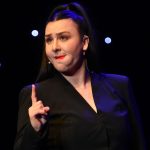 Yasemin Sakallıoğlu Instagram - Dün akşam kiminizin yaşıtı, kiminizin ablası, kiminizin kardeşi, evladıydım. Beni evinizden bildiniz ve kocaman bir eve doluştuk sizinle. Bize “biz” olmak kadar yakışan başka bir şey yok. Şimdi sırada başka hedefler var. Söz veriyorum her defasında daha çok çalışacak, daha çok kalabalıklaşacağız. Sırada neresi mi var? Haydi tahmin edin. Sizce bir kaç ay sonra nerede toplanırız? Sizce biz durur muyuz? Durmayız❤️ Yeni rekora çok az kaldı😂 Yamuk dişliniz siz ona inandıkça koşmaya devam edecek👊