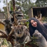Yasemin Sakallıoğlu Instagram - Koala var, kanguru var. Her şey var bavullarım yok. Ama hayat yine de devam ediyo😂 Ballarat Wildlife Park