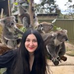 Yasemin Sakallıoğlu Instagram - Koala var, kanguru var. Her şey var bavullarım yok. Ama hayat yine de devam ediyo😂 Ballarat Wildlife Park