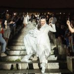 Yasemin Sakallıoğlu Instagram - Bunların hepsinin gerçekleşmesi için son fotoğraftakinin olması gerekiyor. Bir de senin hayaline senin kadar sahip çıkacak insanlar. Kim mi onlar? Her gösteride kalbi benimle atan @bkmonline ❤️ Her defasında yorgunluktan yere düştüğümde beni kaldırıp tekrar dans ettiren ve benim hayalimi her defasında büyüten @omeryesilbas ve o muhteşem ekibi ❤️ Çoğu kez onu dinlemeyip yine olayı sadeleştirsem de beni en iyi halime ulaştıran @studiotayfunkaba Yüzümün ahengi @serhatsenn Dansçılarımı bana kelebek gibi gösteren @gulchencelik Bana bu anları anıya dönüştüren @metinkuscu 🌹 Ve bu süreçlerin her birinde benim onca stresimi sarıp sarmalayan, fikirlerimi çoğaltan, etrafıma sabırdan duvar örüp beni destekleyen yol arkadaşım @burakyirtar
