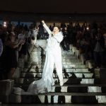 Yasemin Sakallıoğlu Instagram – Bunların hepsinin gerçekleşmesi için son fotoğraftakinin olması gerekiyor. Bir de senin hayaline senin kadar sahip çıkacak insanlar. Kim mi onlar? 
Her gösteride kalbi benimle atan @bkmonline ❤️
Her defasında yorgunluktan yere düştüğümde beni kaldırıp tekrar dans ettiren ve benim hayalimi her defasında büyüten @omeryesilbas ve o muhteşem ekibi ❤️
Çoğu kez onu dinlemeyip yine olayı sadeleştirsem de beni en iyi halime ulaştıran @studiotayfunkaba 
Yüzümün ahengi @serhatsenn 
Dansçılarımı bana kelebek gibi gösteren @gulchencelik 
Bana bu anları anıya dönüştüren @metinkuscu 🌹
Ve bu süreçlerin her birinde benim onca stresimi sarıp sarmalayan, fikirlerimi çoğaltan, etrafıma sabırdan duvar örüp beni destekleyen yol arkadaşım @burakyirtar