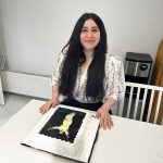 Yasemin Sakallıoğlu Instagram – Bugün benim doğum günüm ve çok güzel bir haber aldım bugün🌹Biletix’den gelen rapora göre 2022 yılında Biletix üzerinden satılan stand-up biletlerinde en çok bilet alınan stand-up gösterisi Doğru Koca Nasıl Seçilir olmuş. Sanırım bana doğum günümde daha güzel bir hediye veremezdiniz. Başta eşime, bana en başından beri inanan yapımcım Necati Akpınar’a ve tüm Bkm ekibine amaaaaaa en çok da beni o salonlarda yalnız bırakmayıp beraber güldüğümüz siz seyircilerime sonsuz teşekkür ederim. Bize bundan sonra daha da fazla gülmek yakışır be mizah spor kulübüm⭐️ Türkiye kadın stand-up’çısına sahip çıktı❤️