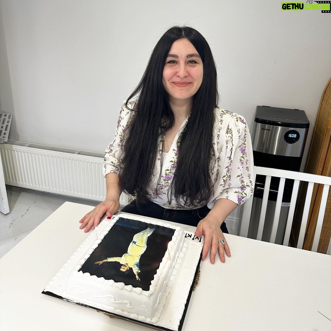 Yasemin Sakallıoğlu Instagram - Bugün benim doğum günüm ve çok güzel bir haber aldım bugün🌹Biletix’den gelen rapora göre 2022 yılında Biletix üzerinden satılan stand-up biletlerinde en çok bilet alınan stand-up gösterisi Doğru Koca Nasıl Seçilir olmuş. Sanırım bana doğum günümde daha güzel bir hediye veremezdiniz. Başta eşime, bana en başından beri inanan yapımcım Necati Akpınar’a ve tüm Bkm ekibine amaaaaaa en çok da beni o salonlarda yalnız bırakmayıp beraber güldüğümüz siz seyircilerime sonsuz teşekkür ederim. Bize bundan sonra daha da fazla gülmek yakışır be mizah spor kulübüm⭐️ Türkiye kadın stand-up’çısına sahip çıktı❤️