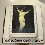 Yasemin Sakallıoğlu Instagram – Bugün benim doğum günüm ve çok güzel bir haber aldım bugün🌹Biletix’den gelen rapora göre 2022 yılında Biletix üzerinden satılan stand-up biletlerinde en çok bilet alınan stand-up gösterisi Doğru Koca Nasıl Seçilir olmuş. Sanırım bana doğum günümde daha güzel bir hediye veremezdiniz. Başta eşime, bana en başından beri inanan yapımcım Necati Akpınar’a ve tüm Bkm ekibine amaaaaaa en çok da beni o salonlarda yalnız bırakmayıp beraber güldüğümüz siz seyircilerime sonsuz teşekkür ederim. Bize bundan sonra daha da fazla gülmek yakışır be mizah spor kulübüm⭐️ Türkiye kadın stand-up’çısına sahip çıktı❤️