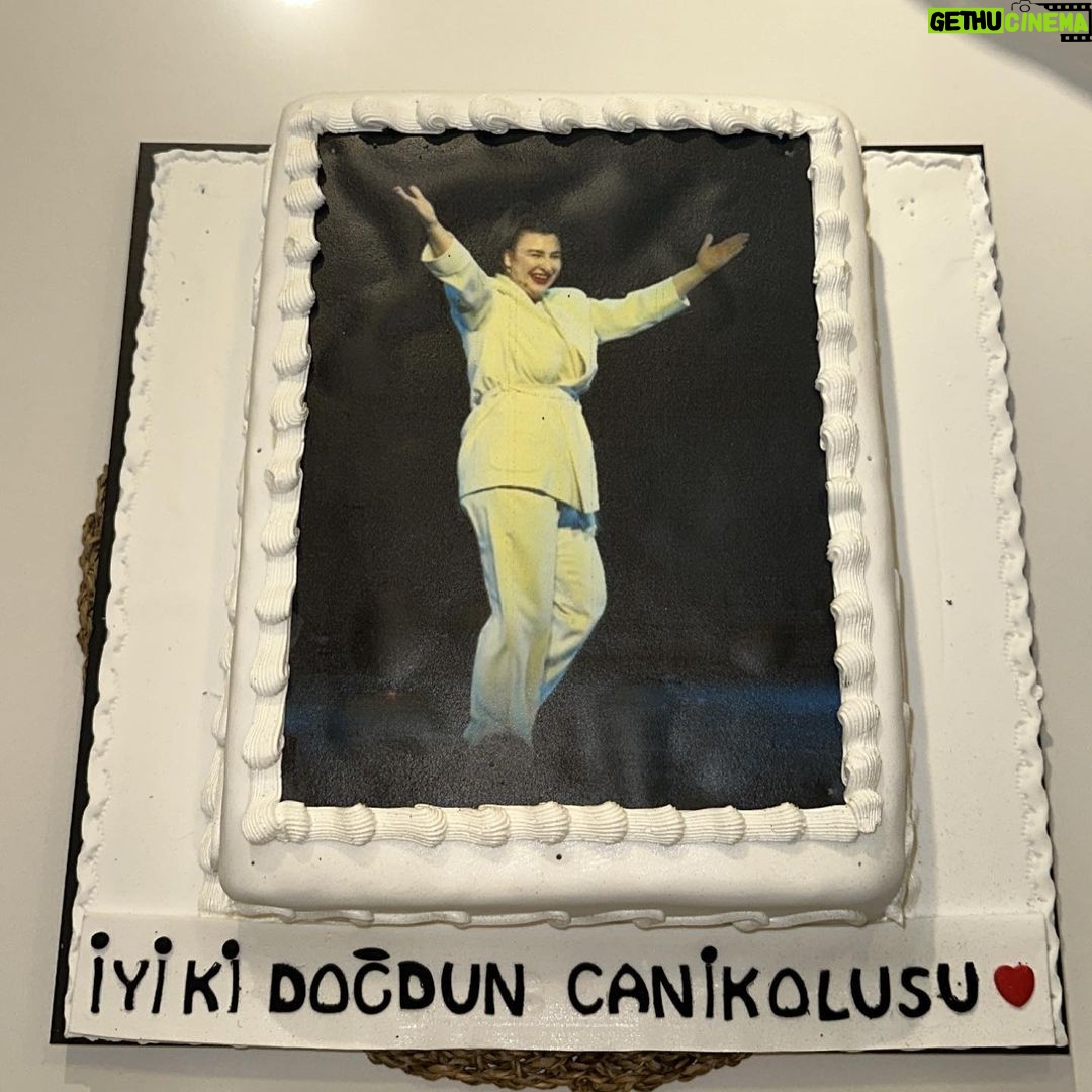 Yasemin Sakallıoğlu Instagram - Bugün benim doğum günüm ve çok güzel bir haber aldım bugün🌹Biletix’den gelen rapora göre 2022 yılında Biletix üzerinden satılan stand-up biletlerinde en çok bilet alınan stand-up gösterisi Doğru Koca Nasıl Seçilir olmuş. Sanırım bana doğum günümde daha güzel bir hediye veremezdiniz. Başta eşime, bana en başından beri inanan yapımcım Necati Akpınar’a ve tüm Bkm ekibine amaaaaaa en çok da beni o salonlarda yalnız bırakmayıp beraber güldüğümüz siz seyircilerime sonsuz teşekkür ederim. Bize bundan sonra daha da fazla gülmek yakışır be mizah spor kulübüm⭐️ Türkiye kadın stand-up’çısına sahip çıktı❤️
