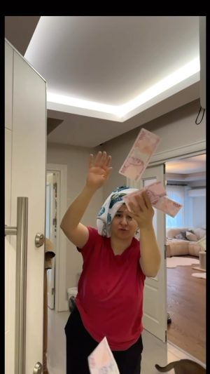 Yasemin Sakallıoğlu Instagram - Şımartılan erkek çocuklarının hazin sonu😂
Sürpriz sonlu😂