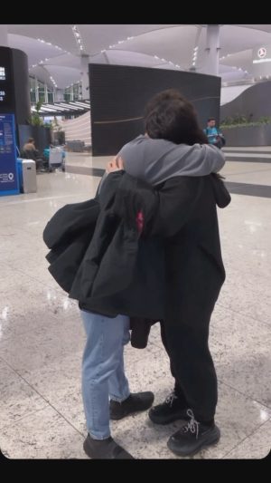 Yasemin Sakallıoğlu Instagram - Yalı Mizahı😂
Öyle de bi giderim ki. Geliyorum Londra😂