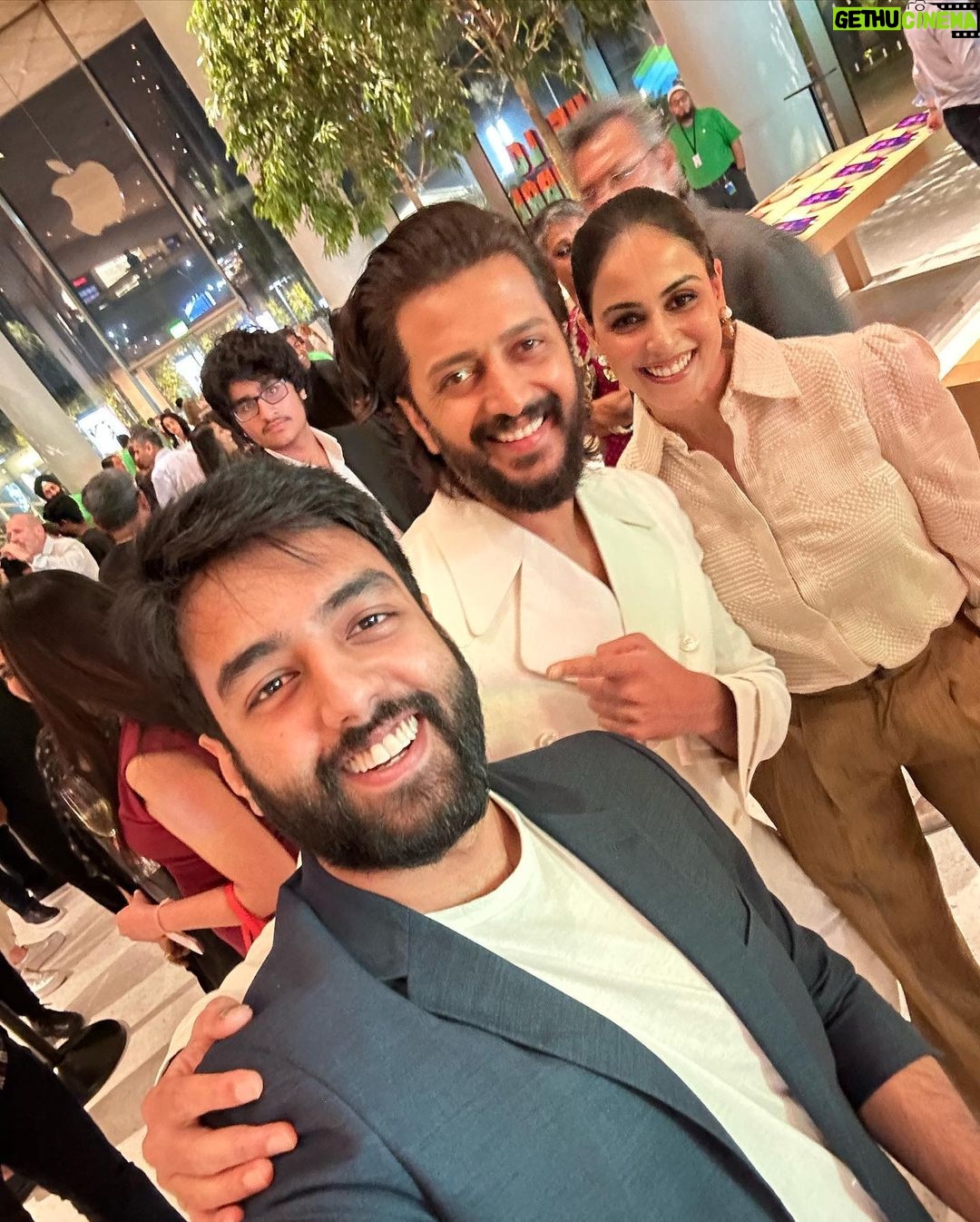 Yashraj Mukhate - 246K Likes - Last night at the @apple store!