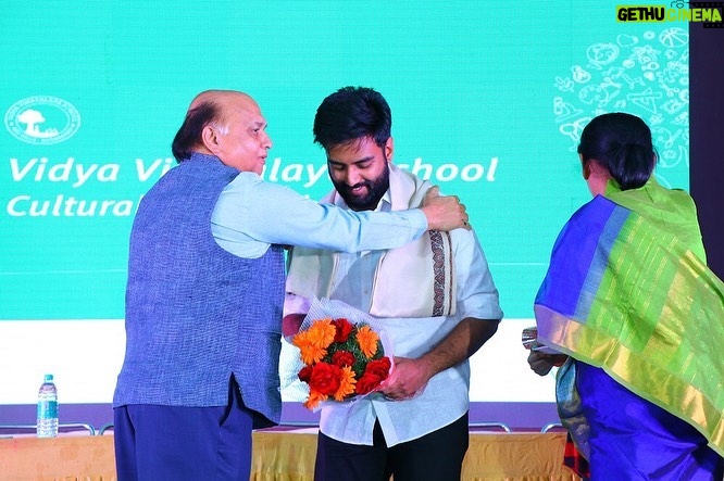 Yashraj Mukhate Instagram - So this happened last week. It was an honour to be there at the 30th Annual Function of Vidya Vinayalaya School. Really enjoyed the wonderful performances by all the students. Also,was deeply touched by their warmth and hospitality during the visit. Hyderabad has always been nice to me!♥️ #goodtimes #vidyavinayalaya