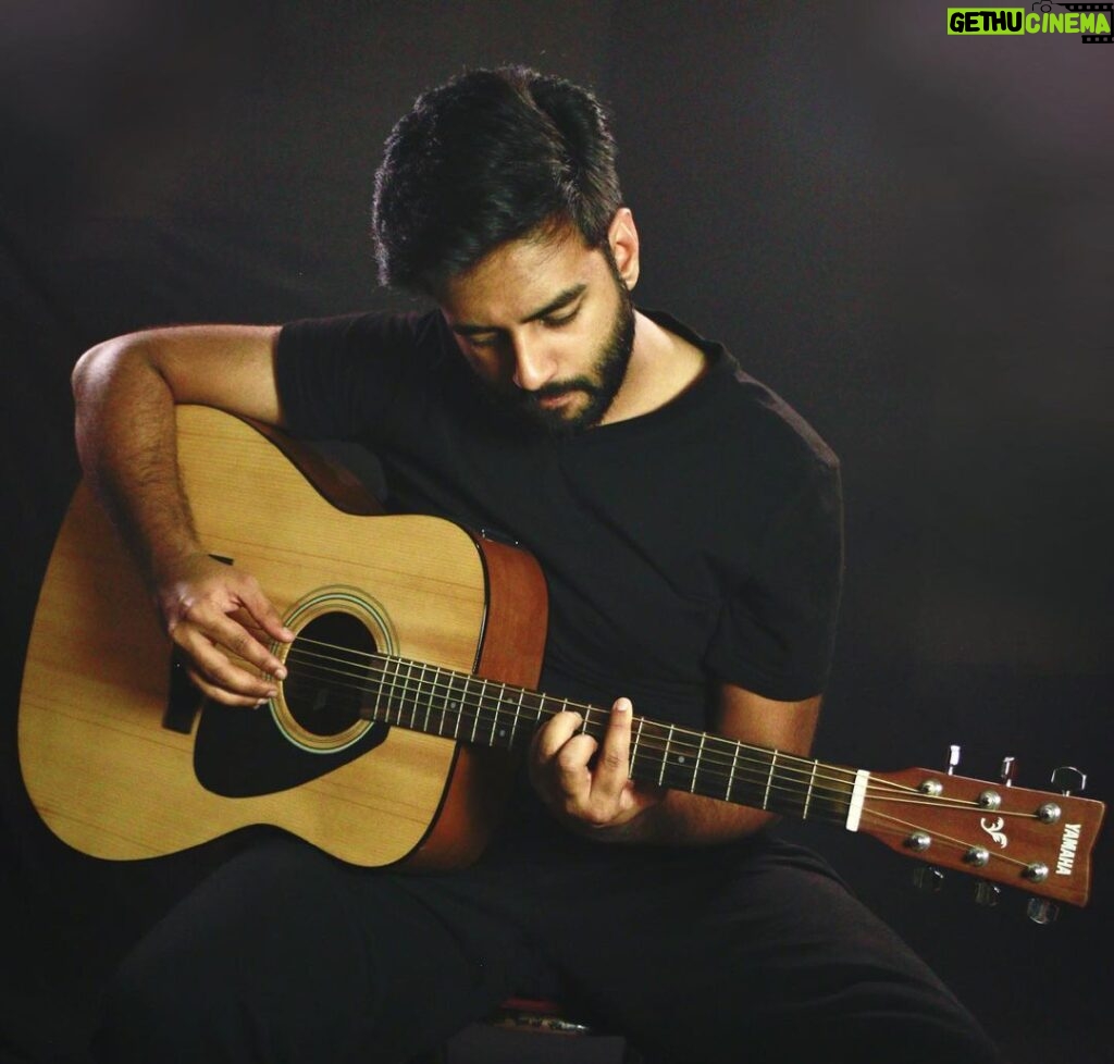 Yashraj Mukhate Instagram - My primary instrument is the keyboard but गिटार सोबत फ़ोटोज़ जस्तं चांगले येतात. ARR Film City