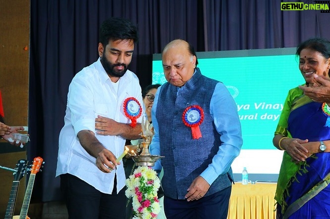 Yashraj Mukhate Instagram - So this happened last week. It was an honour to be there at the 30th Annual Function of Vidya Vinayalaya School. Really enjoyed the wonderful performances by all the students. Also,was deeply touched by their warmth and hospitality during the visit. Hyderabad has always been nice to me!♥️ #goodtimes #vidyavinayalaya