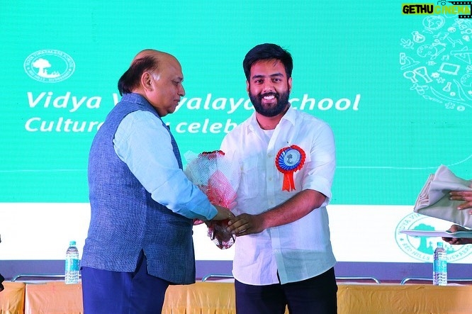 Yashraj Mukhate Instagram - So this happened last week. It was an honour to be there at the 30th Annual Function of Vidya Vinayalaya School. Really enjoyed the wonderful performances by all the students. Also,was deeply touched by their warmth and hospitality during the visit. Hyderabad has always been nice to me!♥️ #goodtimes #vidyavinayalaya