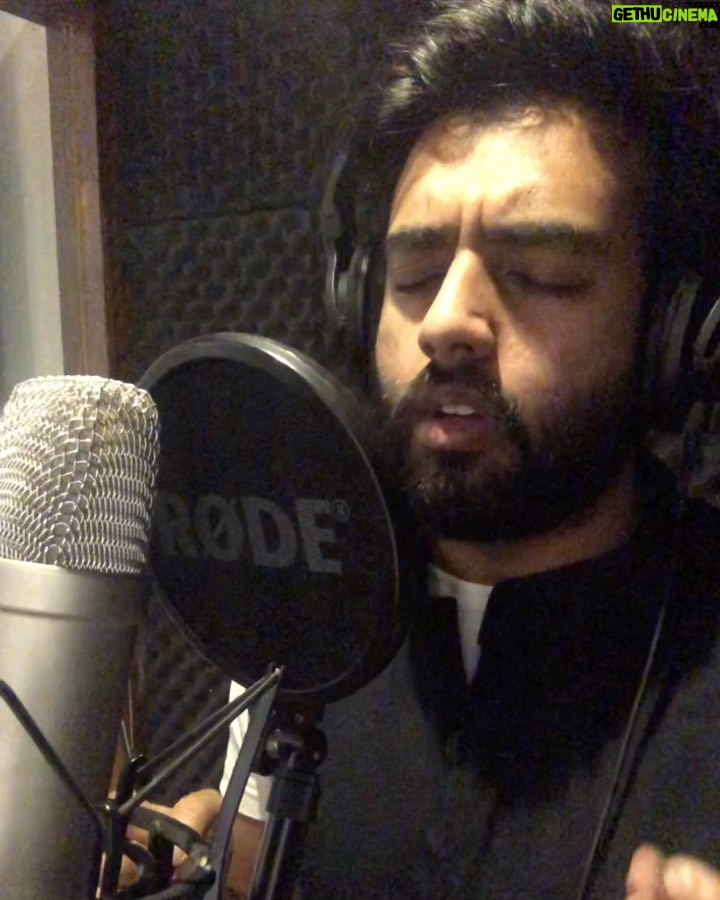 Yashraj Mukhate Instagram - I went to sing Filhaal in my recording booth and suddenly this song came to my head and I just sang it in one take..it wasn't pitch perfect so I took another take but that other take didn't have the emotion. So this take which is in the video is the first take and I kept it as it is because it was right from the heart!♥️ Also, this is a damn easy song to breakdown, you guys must try this out. DM me if you need any help. #filhaal #tiktok #musicbreakdown #yashrajmukhate #judaai @bpraak @akshaykumar @nupursanon #bpraak #musicproduction #logicprox @we.are.roli #filhaalcover #tiktokers #musicbreakdowns #indiansingers #desisingers #malesinger #musicproducer #musicprogramming #808beats #dholakloop @jaani777 @arvindrkhaira @azeemdayani #100million #capeofgoodfilms #filhal #filhalsong #filhall #talentswag