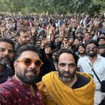 Yasir Hussain Instagram - Bara maza aya @tehzeebhaafi .aap ka pyaar aap k fans ka pyaar jugten mazaak Aur Sab se barh kar shairi. Meri dua hai k aap ko shairi lagi rahy .ameen. #sukkur #sindh #iba #artscouncil
