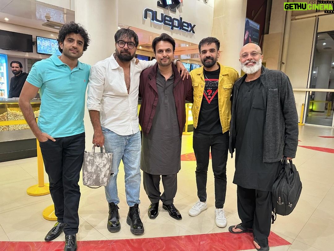 Yasir Hussain Instagram - Kal mai ne aik movie dekhi Chikkar . Beautifully written and directed by @zaheeruddin7 . Mai bohot arsy baad koi movie dekh k roya. Mai yeh soch kar roya k hum as a nation kya ban chukay hain . Hum ne hujoom ban k kitny masoom log maar diye??? Aur mai is liye roya k hum unhain maarny k baad bhool bhi gaye . Chikkar Zaroor dekhen. It’s a gift to the nation . Har film director ko bhi yeh film Zaroor dekhni chahiye . #@#### @mukhtarhoonmein @ushnashah Aur @nausheenshah4 ki behtareen adakari Aur aik behtareen msg . Love you all and thankyou for making this movie 🫡🫶🏼🙏 Ps special appearance was really special 🌸 @iamfaryalmehmood #pakistanicinema #pakistan #movies