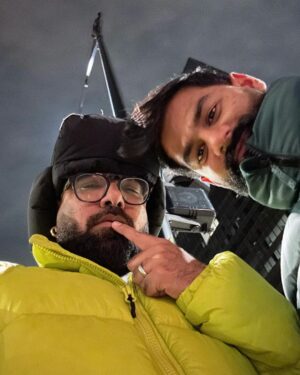 Yasir Hussain Instagram - Sardı hai bhai sardi hai 🥶❄️⛄️🧣🧤⛷️🌨️

#vacation #family #friends #kabirhussain