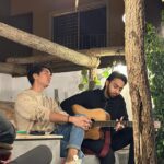 Yasir Hussain Instagram – Beautiful night with beautiful people.
Swipe left for @tehzeebhaafi ‘s poetry and @aashirwajahat and @samarjafri_ ‘s soulful music
Thanks guys ❤️