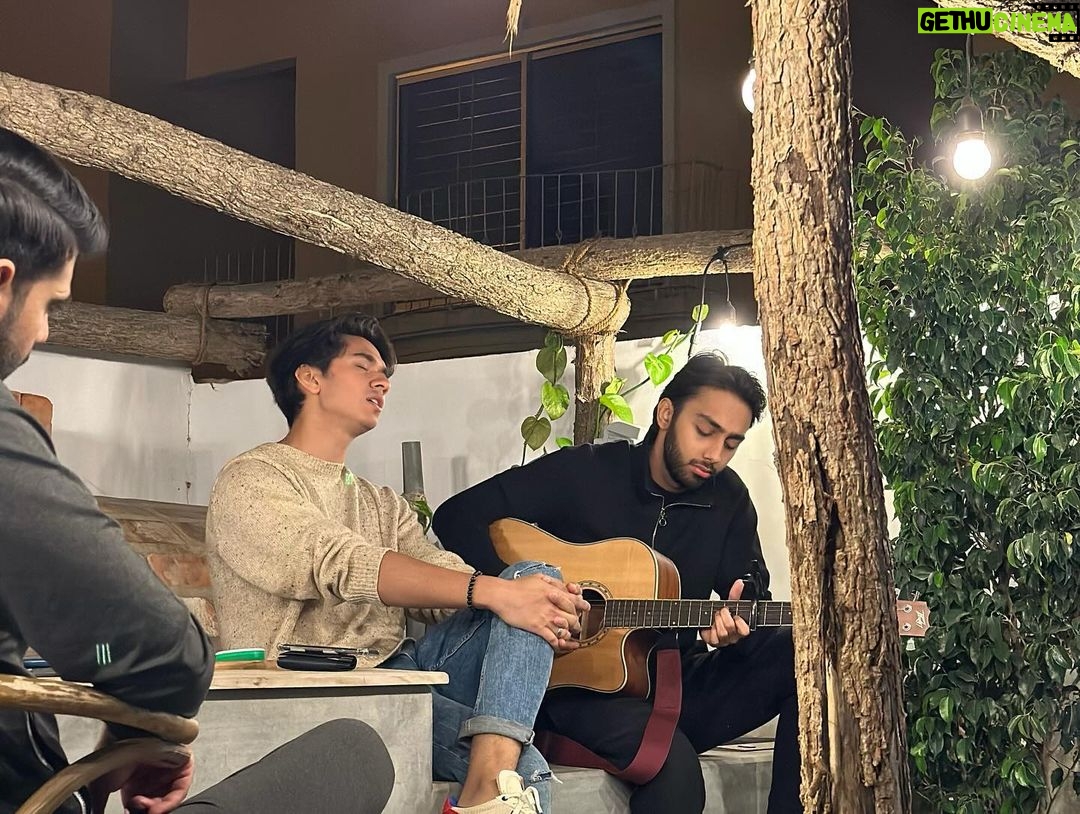 Yasir Hussain Instagram - Beautiful night with beautiful people. Swipe left for @tehzeebhaafi ‘s poetry and @aashirwajahat and @samarjafri_ ‘s soulful music Thanks guys ❤️