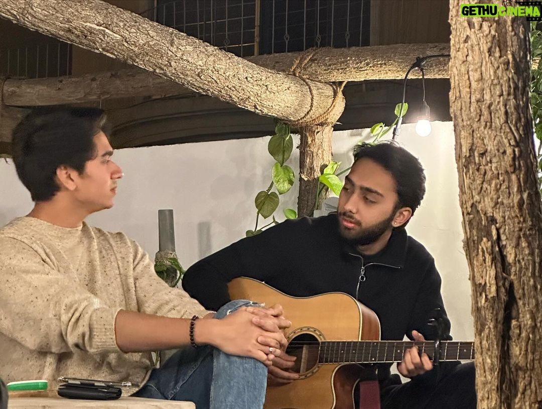 Yasir Hussain Instagram - Beautiful night with beautiful people. Swipe left for @tehzeebhaafi ‘s poetry and @aashirwajahat and @samarjafri_ ‘s soulful music Thanks guys ❤️