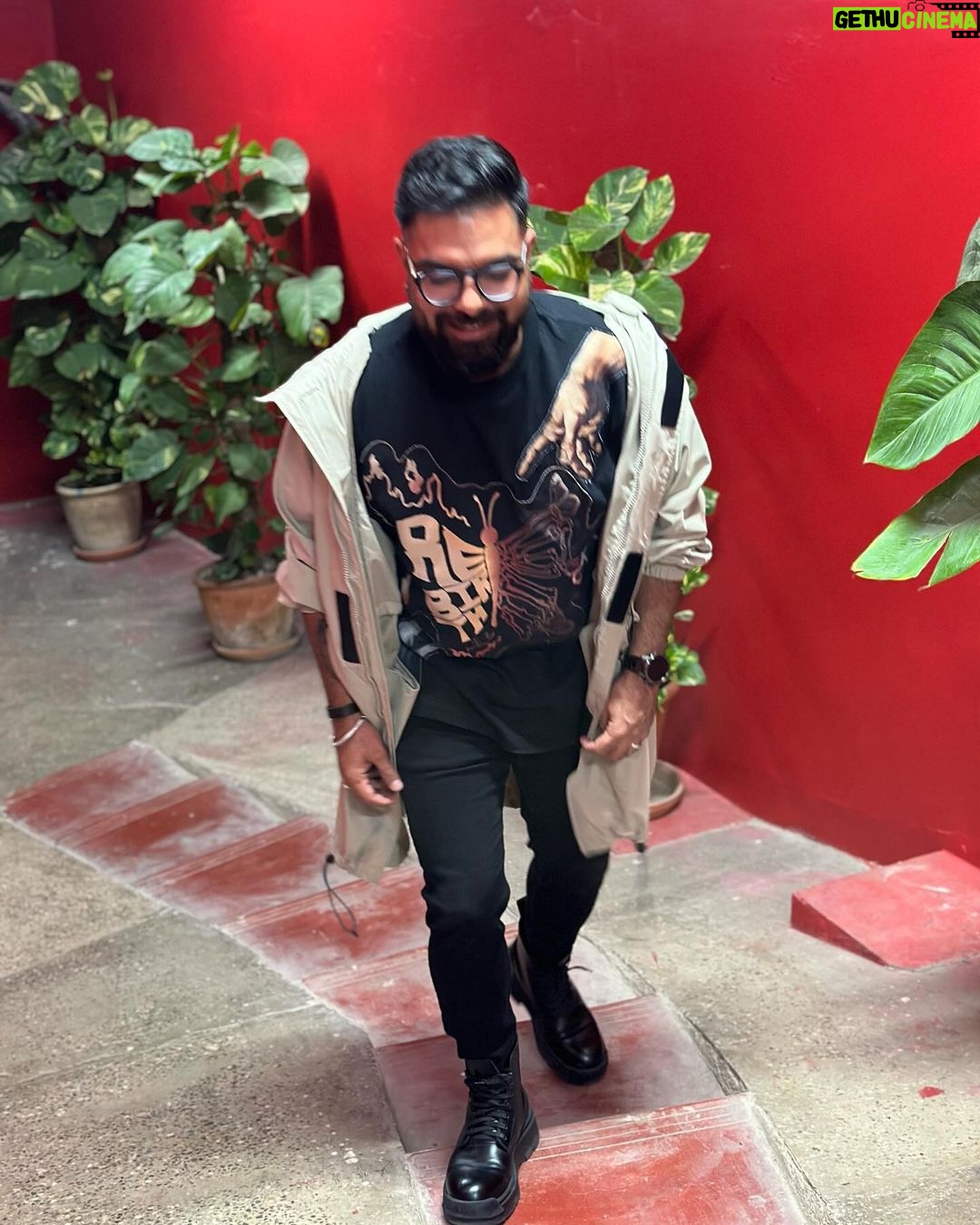 Yasir Hussain Instagram - A day well spent @acpkhiofficial @taha_humayun k gany @tehzeebhaafi ki poetry Aur tabeer sahab Aur @asiyah.majeed se Mulakaat . 👕 @shopmovement23