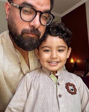 Yasir Hussain Instagram - Jumma Mubarak 🤲🫶🏼

⌚️ @techunk_247 
@desidoodlekids