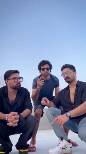 Yasir Hussain Instagram - Apart from fashion, style, dance & Acting we also have crazy sidessss 😂😂

#yasirhussain #hasanrizvi #umeraalam #fun #friends 

Video by : @rabiiieee