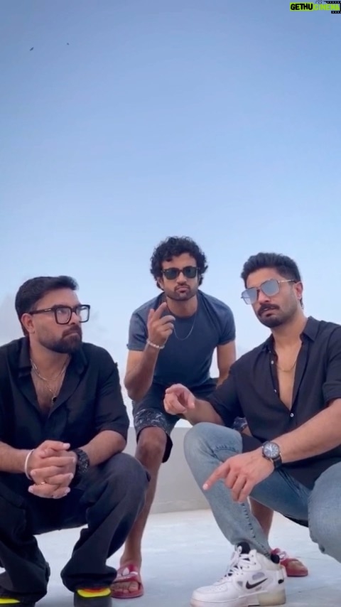 Yasir Hussain - 37.7K Likes - Apart from fashion, style, dance & Acting we also have crazy sidessss 😂😂
#yasirhussain #hasanrizvi #umeraalam #fun #friends
Video by : @rabiiieee