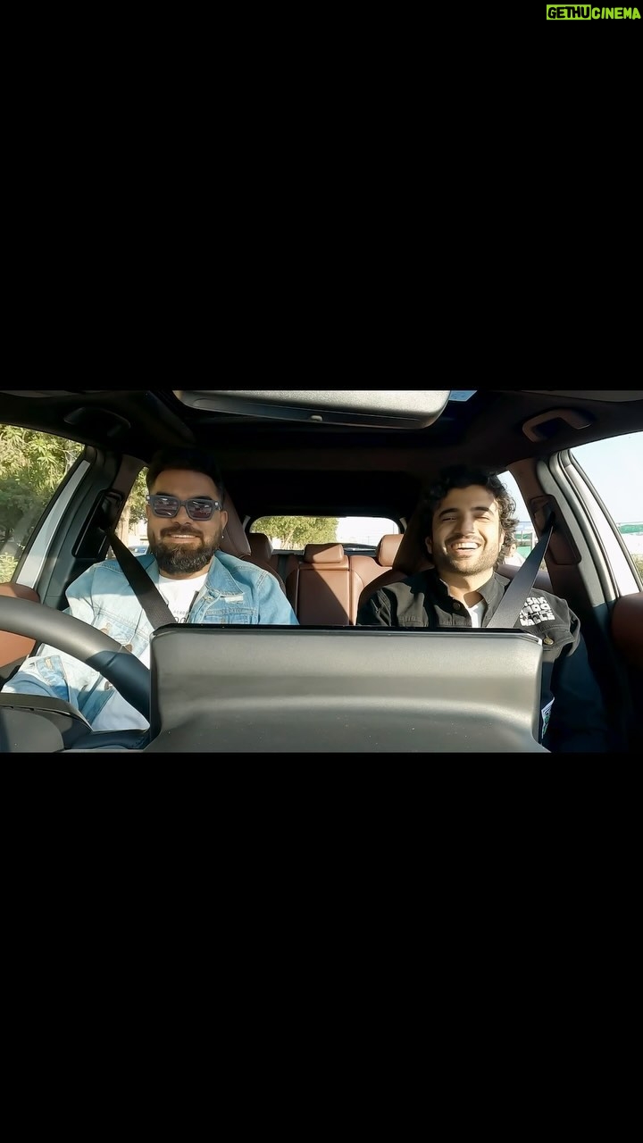 Yasir Hussain Instagram - The extremely talented umer Aalam . Co actor , friend and maskhara . Mery sath aik mazedaar drive pe . Poora show zaroor dekhen @loiqfilms k YouTube page pe πΆππ #umeraalam #yasirhussain #toyota #loiqfilms
